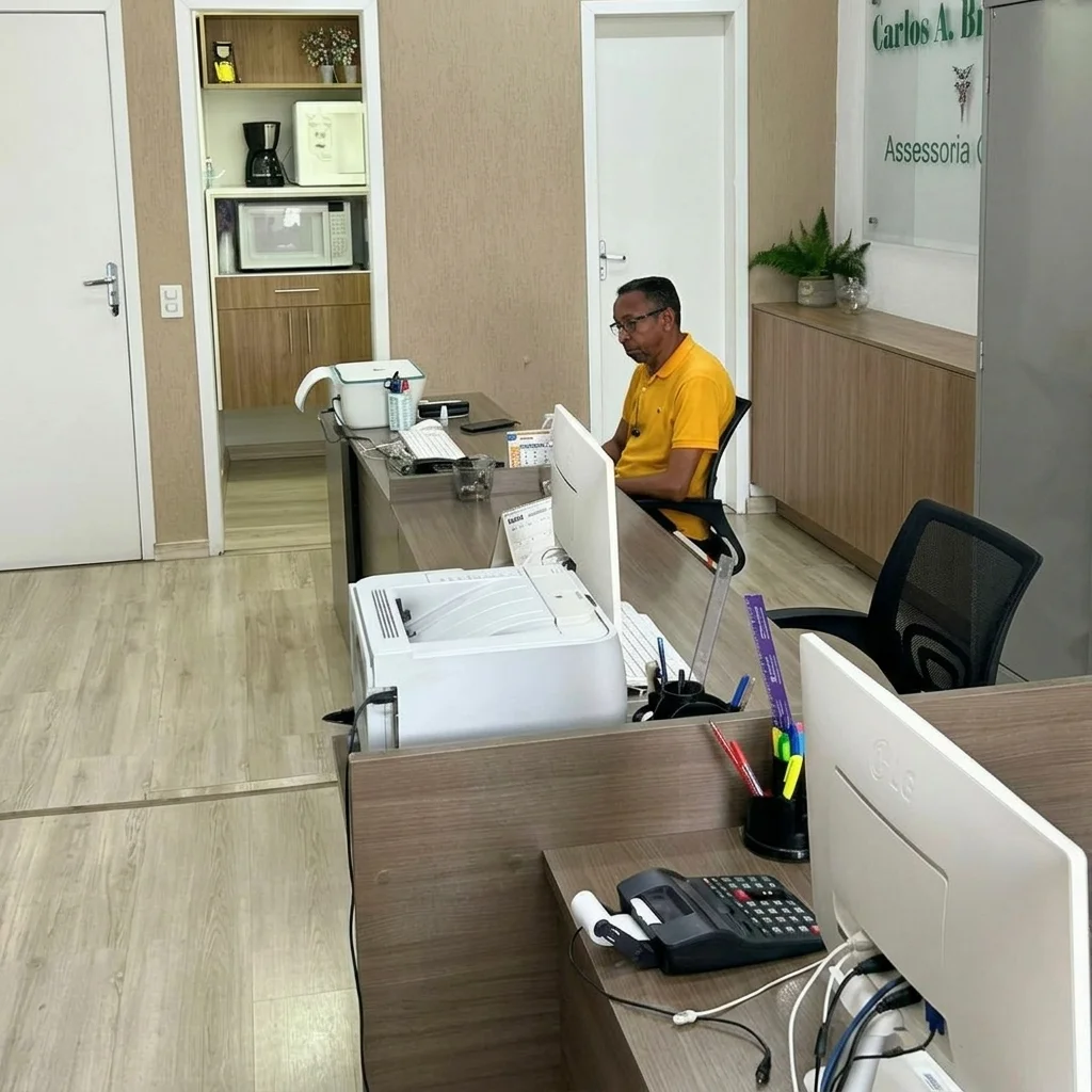 Área de recepção e atendimento do escritório Carlos Brasileiro Contabilidade no Jardim Guanabara, Ilha do Governador - RJ